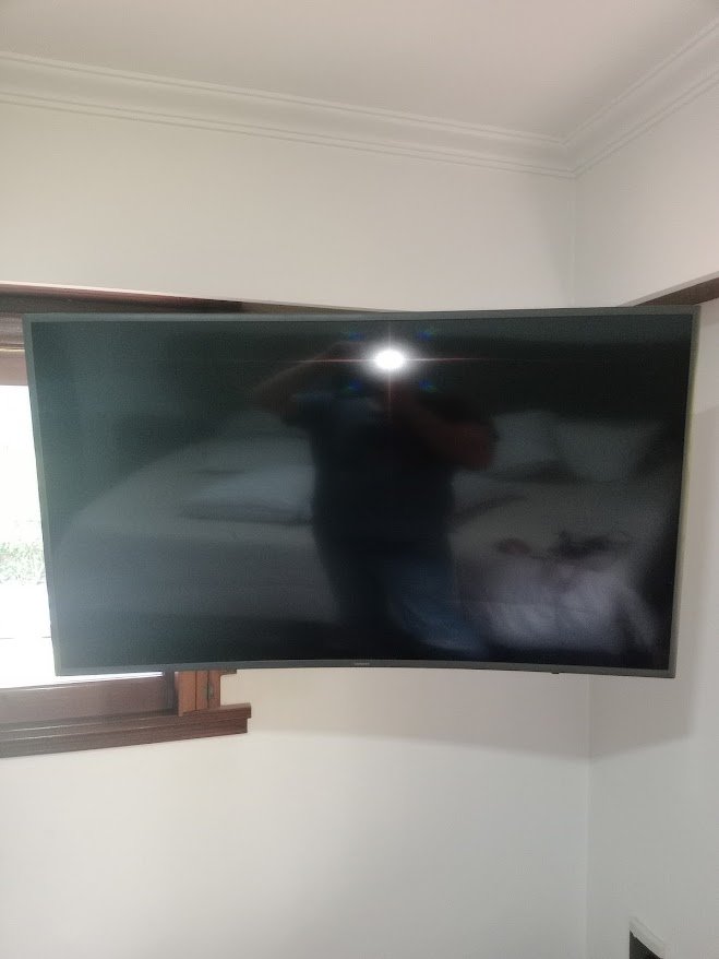 instalacion tv curvo en pared ladrillo