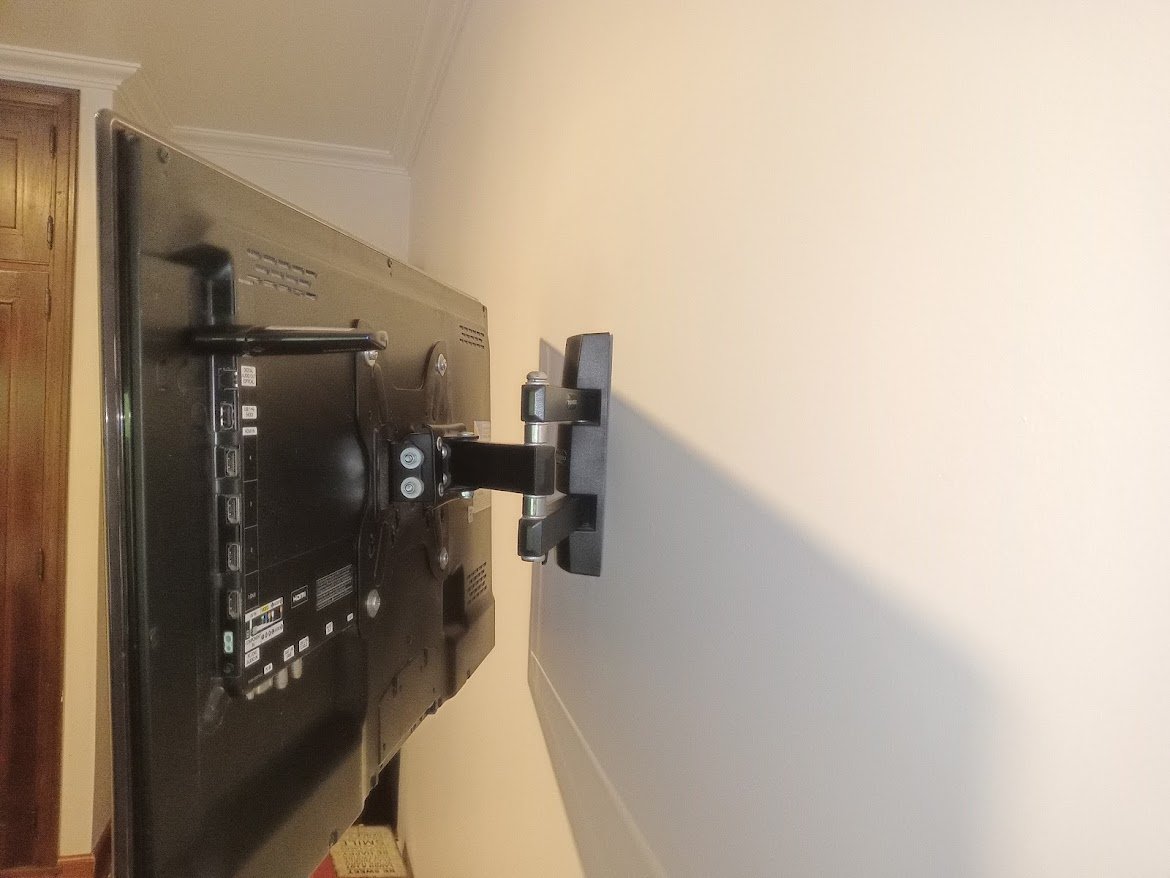 colocacion televisor en pared ladrillo